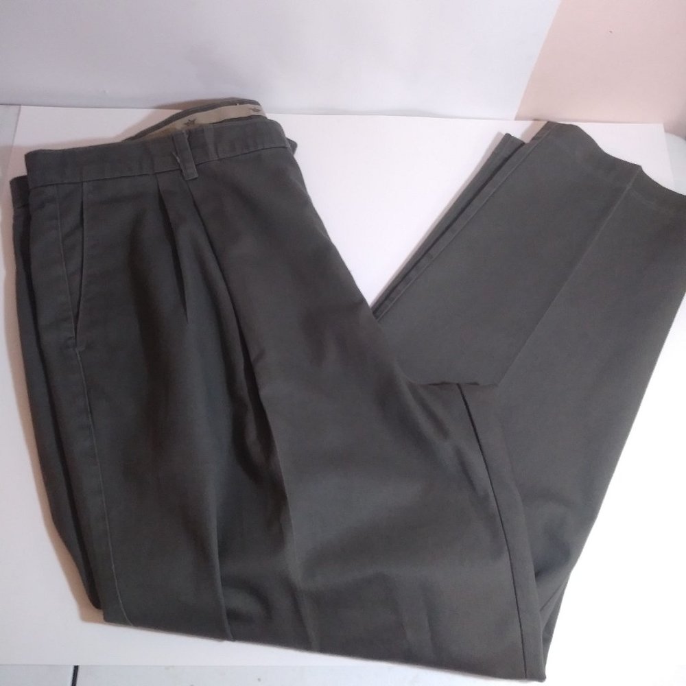 W44 L30 Men's Pleated Front Dockers Slacks